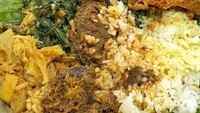 Nasi Padang komplet ini berlauk rendang yang enak. Dengan paduan bumbu cokelat yang mlekoh semakin enak disantap dengan nasi hangat dan sayur daun singkong. Foto: Instagram @yunitaanwar