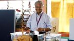 Senyum Cerah Mahathir Mohamad Usai Memilih di Pemilu Malaysia