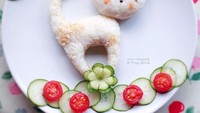 Walau hanya menggunakan nasi, mentimun, dan tomat, nasi kepal berbentuk kucing ini sangat imut. Lihat saja gayanya saat tersenyum itu. Foto: Instagram @foodmakesfun