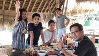 Lagi kepingin makan masakan Sunda, tulis Erin yang menghabiskan waktu bersama keluarga kecilnya. Pasti mantap karena mereka makannya di saung. Foto: Instagram erintaulany