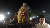 Pada kesempatan itu, Ketua Umum PBNU Said Aqil Siroj juga menaiki sisingaan yang digotong oleh Ketua Umum DPP Taruna Merah Putih Maruarar Sirait dan Plt Bupati Subang Atim Rusatim. Foto: dok. Pemkab Subang