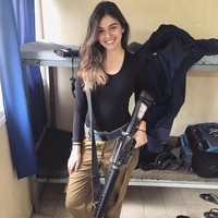 Banyak netizen kagum pada penampilan Noa saat tengah bertugas. Saya ingin menjadi senapan itu, komentar netizen pada foto Noa yang memegang senapan Foto: Instagram