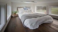 Kamar tidurnya juga cukup besar dan muat untuk dua kasur. Inhabitat/Istimewa.