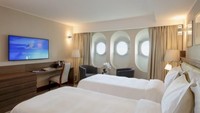 Tiap kamar memiliki panel kayu berwarna gelap seperti di tahun enam puluhan dan beberapa kamar masih menggunakan lubang intip asli (CNN Travel)
