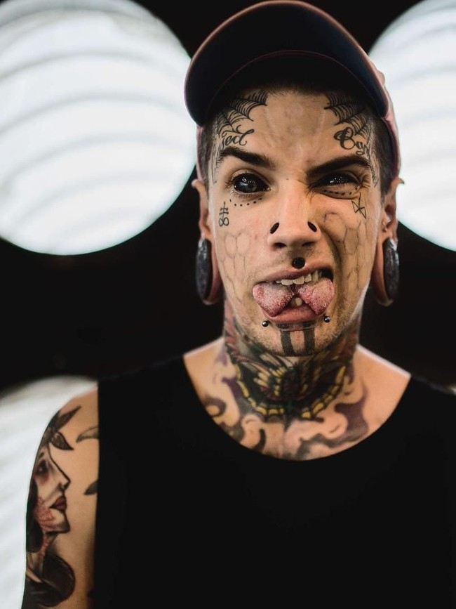 Pada usia 17 tahun, ia membelah lidahnya untuk membuatnya jadi bercabang. Prosedur inilah yang menurut Ethan paling menyiksa. Foto: Instagram/@ethanmodboybramble