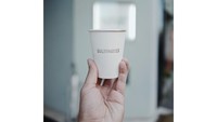 Memegang gelas berisi kopi, pria ganteng berusia 31 tahun ini memang cukup gemar menikmati kopi. Foto: Instagram @tarrabudiman