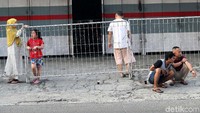 Toko-toko tutup dan warga masih penasaran dengan apa yang terjadi di dalam Rutan Mako Brimob.