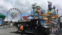 Diketahui, ada sekitar 70 wahana permainan di Hershey Park. Ada juga food truck yang siap memanjakan traveler (hersheypark/Instagram)