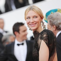 Tak berbeda jauh dari penampilan sebelumnya, Cate Blanchett memadukan gaun tersebut dengan sepasang drop-earrings Chopard yang berkilauan. (Foto: Getty Images)