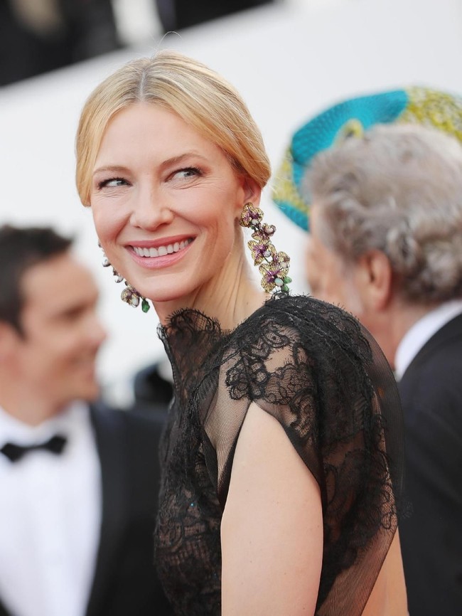 Tak berbeda jauh dari penampilan sebelumnya, Cate Blanchett memadukan gaun tersebut dengan sepasang drop-earrings Chopard yang berkilauan. (Foto: Getty Images)