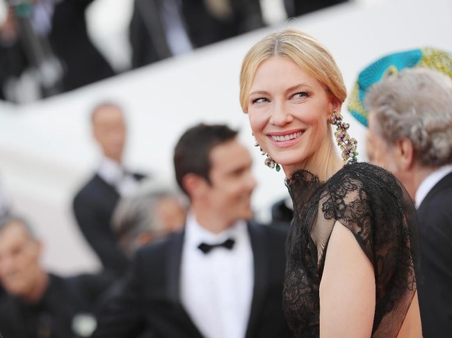 Dari gaun adibusana sampai kaus, sampah kita dipenuhi oleh garmen yang masih laik dipakai. Sungguh konyol bila gaun seindah ini hanya dipakai sekali seumur hidup, ujar Cate Blanchett kepada The Hollywood Reporter. (Foto: Getty Images)