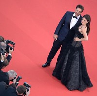 Juga memukau, aktris Penelope Cruz. Hadir bersama suaminya, aktor Javier Bardem, ia tampil dalam balutan Chanel berhiaskan aksen bulu. (Foto: Getty Images)