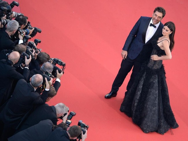 Juga memukau, aktris Penelope Cruz. Hadir bersama suaminya, aktor Javier Bardem, ia tampil dalam balutan Chanel berhiaskan aksen bulu. (Foto: Getty Images)