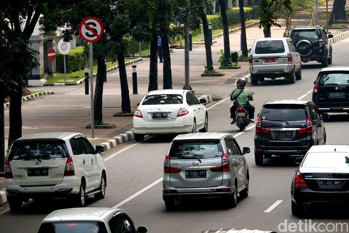 Pengendara memarkirkan kendaraan di jalur khusus sepeda motor Jalan Merdeka Barat, Jakarta, Rabu (9/5/2018). Jalur yang seharusnya digunakan untuk pengendara motor itu justru dijadikan tempat parkir mobil. Beberapa kendaraan juga parkir di tempat yang dipasangi rambu dilarang parkir.
