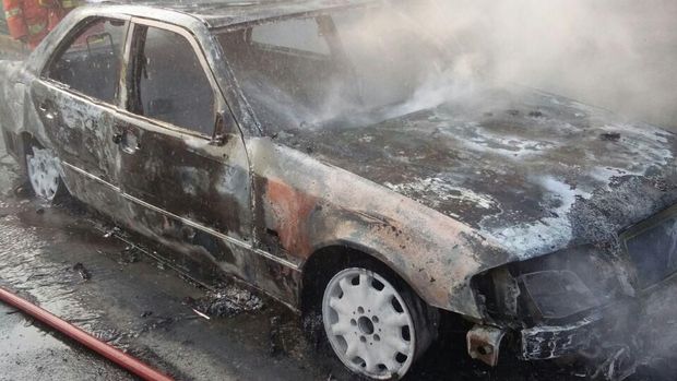 1 unit Mobil Terbakar di Tol JORR Pasar Rebo Arah Kampung Rambutan