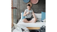 Cool banget ya gayanya mas Tarra ini. Ada di salah satu hotel di Seminyak, Tarra terlihat sedang menikmati secangkir kopi di pagi hari. Sluurp! Foto: Instagram @tarrabudiman