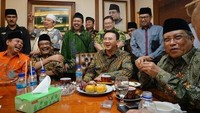 Dalam pertemuan dengan PBNU, tamu undangan disuguhi dengan buah segar mulai anggur hingga jeruk. Minumnya segelas teh hangat. Terlihat suasana keakrabannya. Foto: instagram @basukibtp