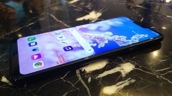 Fitur-fitur lain yang dihadirka LG G7 ThinQ antara lain Super Bright Display, AI Cam, Super Bright Camera, Boombox Speaker, 32-bit Hi-Fi Quad DAC, NFC, Face Recognition, sensor sidik jari, IP68 atau water proof, dan lainnya. (Foto: detikINET/Muhammad Alif Goenawan)