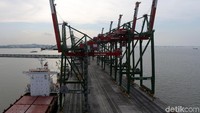 Pengamatan di lokasi, pelabuhan ini tampak sangat luas, tak terjadi penumpukan barang, kemacetan, atau hiruk-pikuk kendaraan-kendaraan besar.