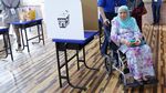 Foto: Bersama Ibunya yang Berkursi Roda, PM Najib Datang ke TPS