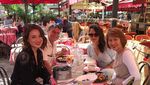 Hobi Buat Kue dan Kulineran, Ini Gaya Cantik Julie Estelle Saat Makan