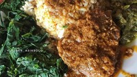 Haduh, siapa yang bisa menolak menu makan siang ini. Nasi dengan siraman kuah rendang plus daging rendang yang enak disantap dengan sambal ijo dan daun singkong rebus. Foto: Instagram @kuliner_asiksolo