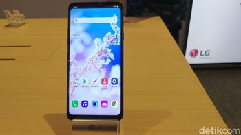 Layarnya pun sama, yakni 6,1 inch QHD+ (3.120 x 1.440 pixels) dengan aspek rasio 19,5:9 inch.  (Foto: detikINET/Muhammad Alif Goenawan)