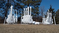 Beragam bentuk dengan ukuran raksasa bisa lihat di pabrik Fiberglass Animals, Shapes, dan Trademarks (FAST) ini. (Jeffery Moore/ Facebook)