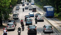 Pengendara memarkirkan kendaraan di jalur khusus sepeda motor Jalan Merdeka Barat, Jakarta, Rabu (9/5/2018).