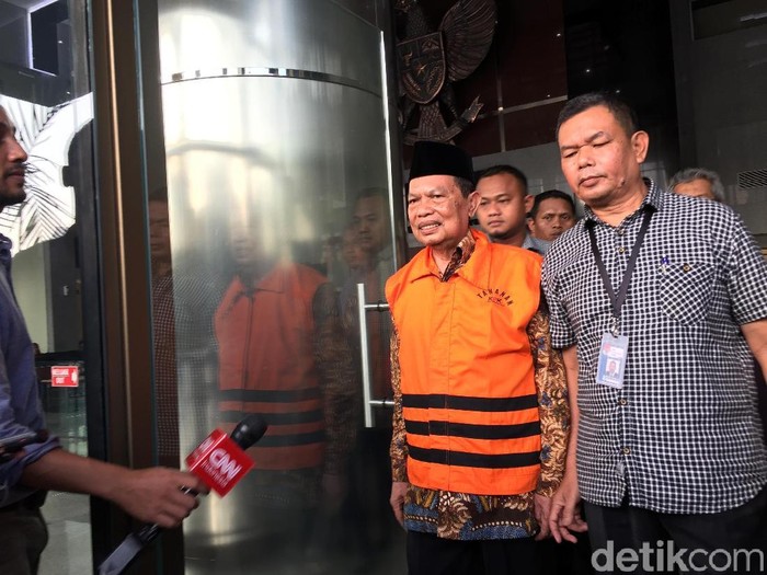 KPK menahan Wali Kota Mojokerto Masud Yunus. Dia ditahan usai diperiksa sebagai tersangka suap kepada anggota DPRD.