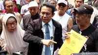 Kuasa hukum warga memberikan keterangan pers.