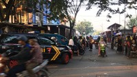 Pengendara juga kebingungan akibat penutupan jalur tersebut. Pak ini nggak boleh lewat sini?  tanya pengendara motor kepada polisi di lokasi.Fotografer: Indra Komara/detikcom