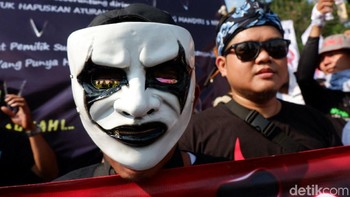 Sebagian dari mereka memakai topeng.