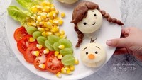 Elsa, Anna, dan Olaf berkumpul di piring makan Anda. Terbuat dari mashed potato lengkapp dengan jagung rebus, letuce, tomat, dan anggur hijau. Yummy! Foto: Instagram @foodmakesfun