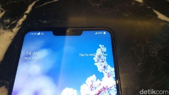 Ponsel ini juga punya notch (poni) di layar seperti smartphone masa kini. Namun yang menarik adalah notch tersebut bisa dihilangkan. (Foto: detikINET/Muhammad Alif Goenawan)