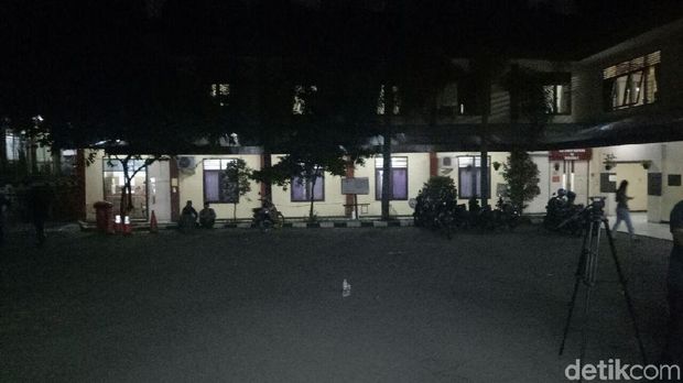Jenazah Briptu Syukron Fadhli Diberangkatkan ke Rumah Duka