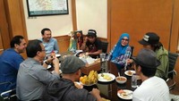 Berbincang dengan Bunda Iffet dan SLANK, terlihat Ahok menyuguhkan siomay dan buah-buahan. Seru banget, ngomongin apa sih? Foto: instagram @basukibtp