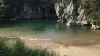 Foto: Menurut para ahli, ada terowongan bawah tanah di salah satu sisi pantai. Melalui lubang itu, arus Laut Cantabrian membawa air dari Teluk Biscay yang berjarak sekitar 80 meter menuju Gulpiyuri (mcalister19/Instagram)