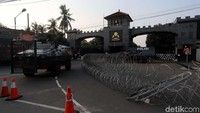 Kendaraan lapis baja dan kawat berduri masih disiagakan.