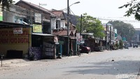 Arus lalu lintas yang biasanya ramai pun dialihkan karena kondisi di dalam Mako Brimob yang masih belum kondusif. 