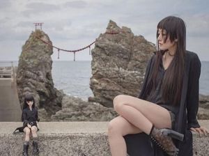Keren! Aksi Wanita Cantik dan Mini Me