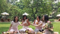 Bersama sang kakak, Cathy Sharon, Julie dan dua sahabatnya tertawa lepas saat piknik cantik ditemanik kue dan dan buah-buahan segar. Foto: Instagram @julstelle