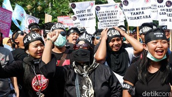 Massa berorasi menolak aturan registrasi 1 NIK untuk 3 SIM card.