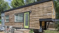 Seorang Macy Miller mulai membangun rumah mungilnya sebelum dia tahu akan berbagi ruangan ini dengan keluarga nya yang lebih banyak. Setelah menikah, dia memperluas rumah dari ukuran awal 196 m2 menjadi 232 m2 dengan penambahan kamar tidur. Tapi ruangan ini cukup nyaman ditempati sebuah keluarga dengan dua orang anak. Inhabitat/Istimewa.