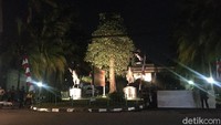 Kerusuhan terjadi di rutan Mako Brimob, Depok, Jawa Barat. Pengamanan di depan Mako Brimob dijaga ketat petugas.