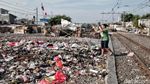 Foto: Lautan Sampah di Pinggir Rel Kereta Kampung Bahari Jakut