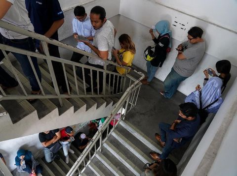 Antrean panjang bahkan terjadi di tangga gedung yang menjadi lokasi TPS