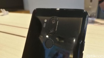 Di luar RAM dan ROM tadi, spesifikasi yang diemban sama, seperti penggunaan chiset Snapdragon 845, baterai 3.000 mAh, dan juga Android 8.0 Oreo. (Foto: detikINET/Muhammad Alif Goenawan)