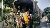 Aparat TNI Kosongkan Rumah di Tanah Kusir