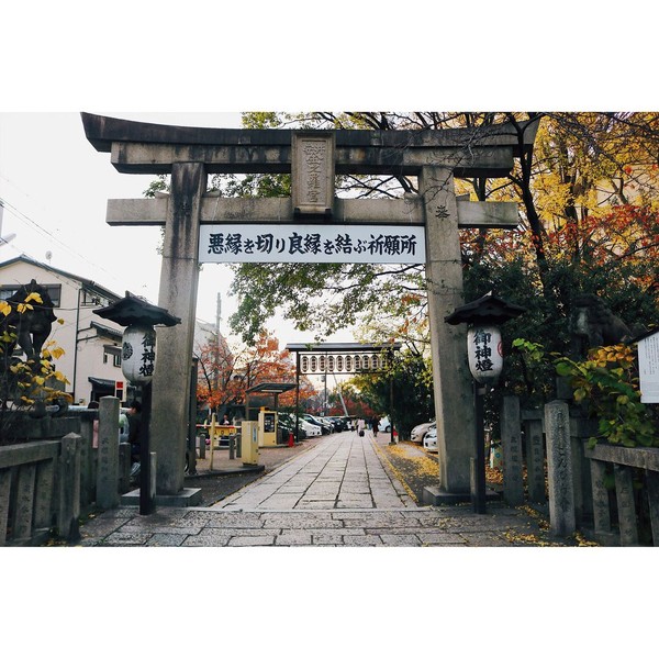 Berlokasi di Kyoto, kuil batu ini jadi destinasi favorit para wisatawan. Traveler bisa dengan mudah menemukan Yasui Kompira-gu Shrine dengan berjalan kaki 10 hingga 15 menit dari Stasiun Keihan Shijo atau Stasiun Hankyu Shijo Kawaramachi. (hyunnydec15/Instagram) Berlokasi di Kyoto, kuil batu ini jadi destinasi favorit para wisatawan. Traveler bisa dengan mudah menemukan Yasui Kompira-gu Shrine dengan berjalan kaki 10 hingga 15 menit dari Stasiun Keihan Shijo atau Stasiun Hankyu Shijo Kawaramachi. (hyunnydec15/Instagram)
